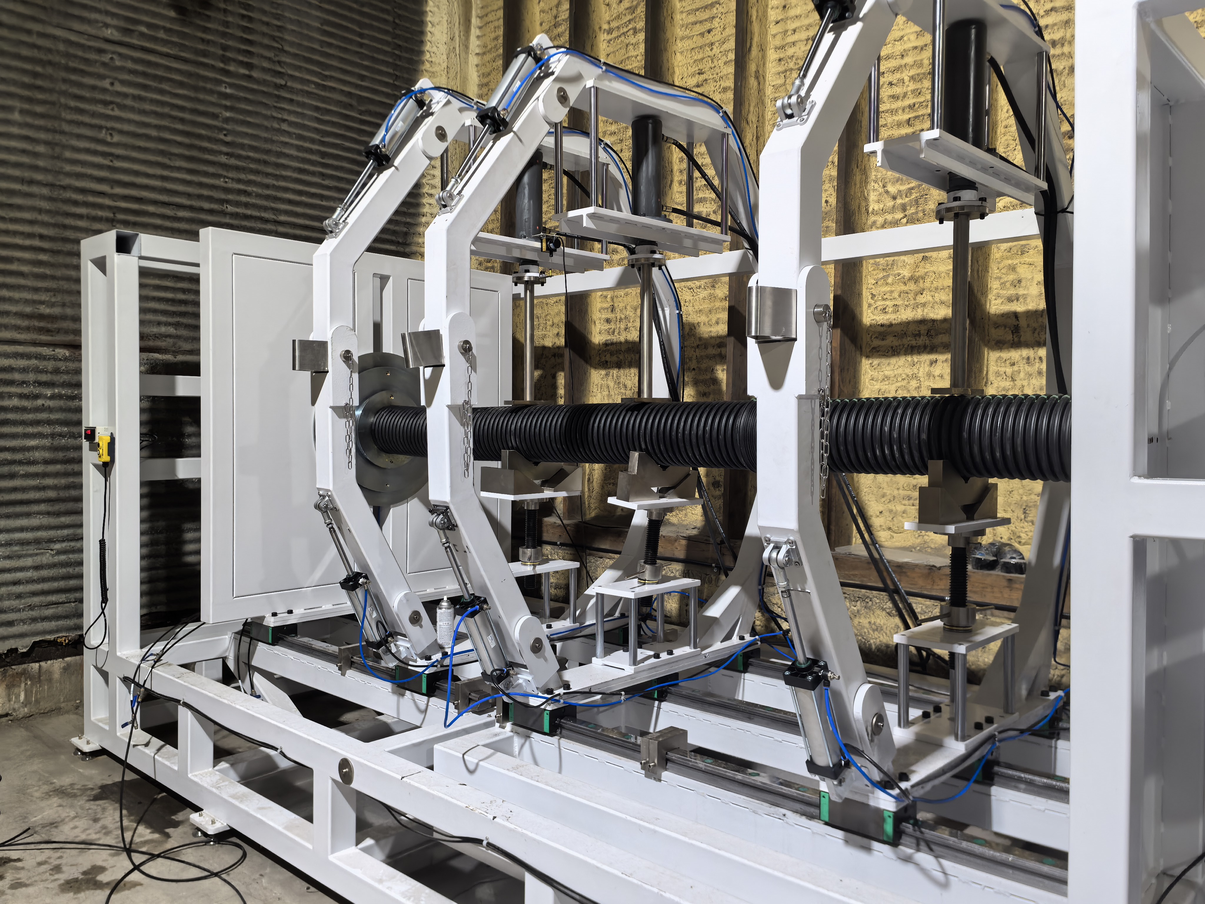Large corrugated pipe testing equipment in the laboratory